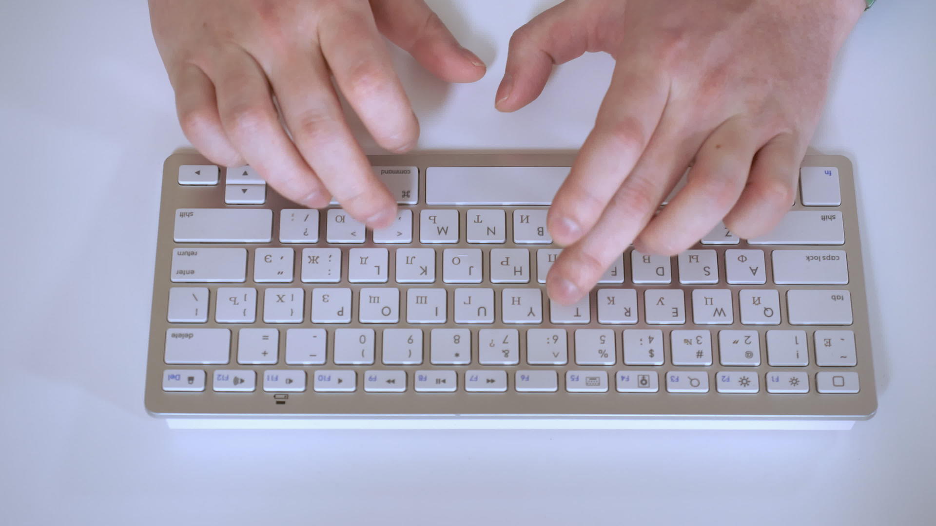 男人的手指使用白色打字台视频的预览图