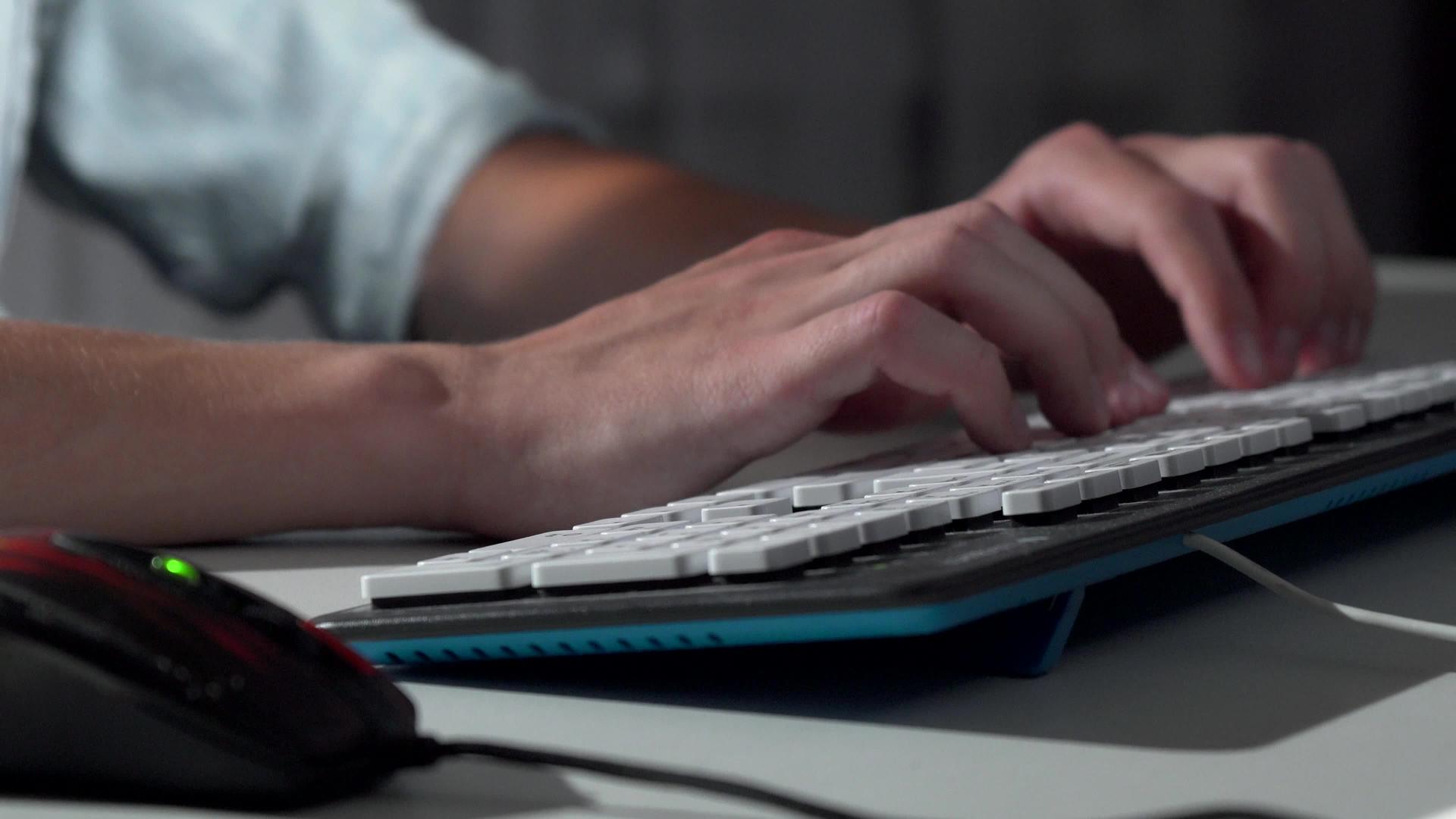 一名男子在电脑键盘上打字视频的预览图