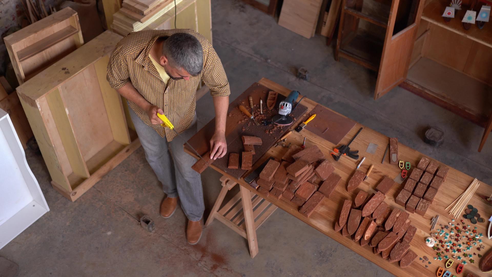 集中的木匠用锯锯砍柴视频的预览图