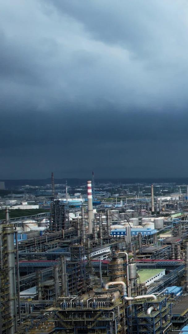 石化石油化工企业油罐区化工厂乌云视频的预览图