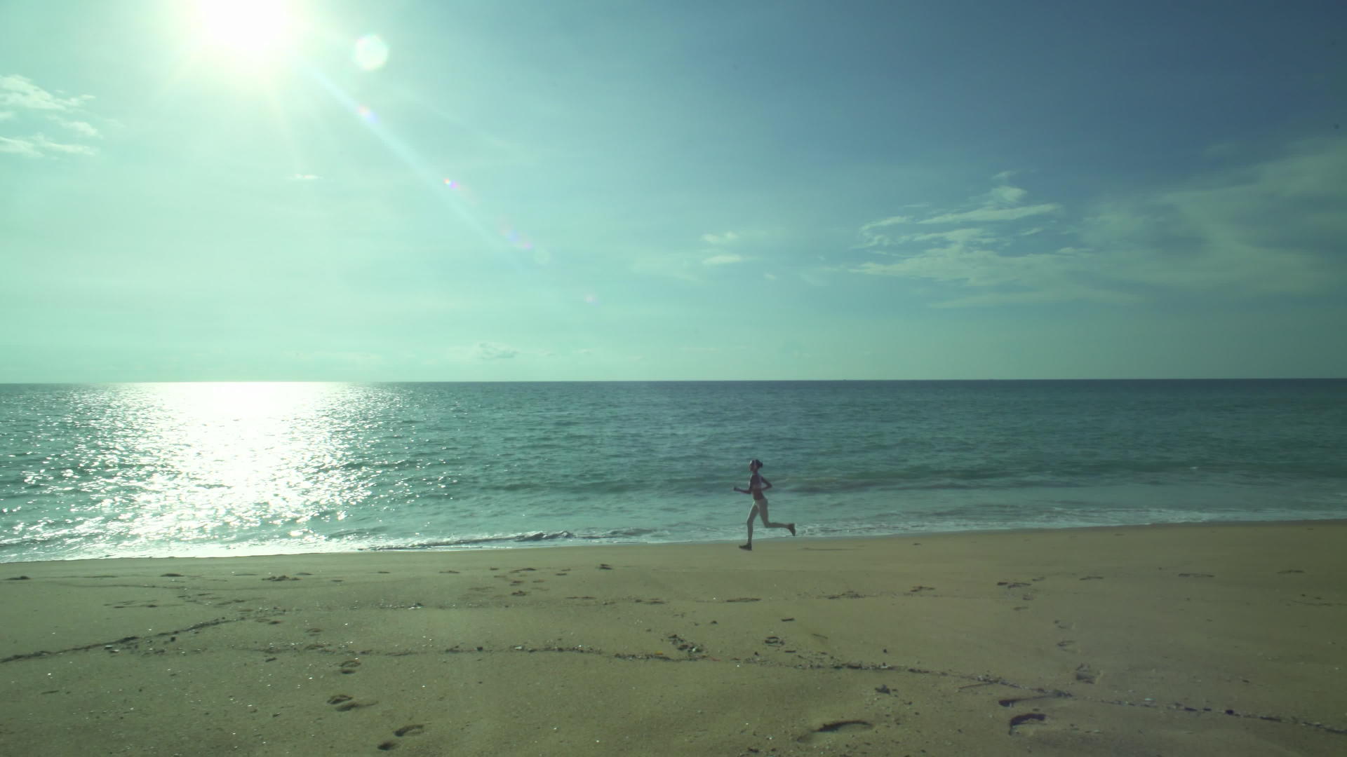 女孩在海滩上跑来跑去视频的预览图