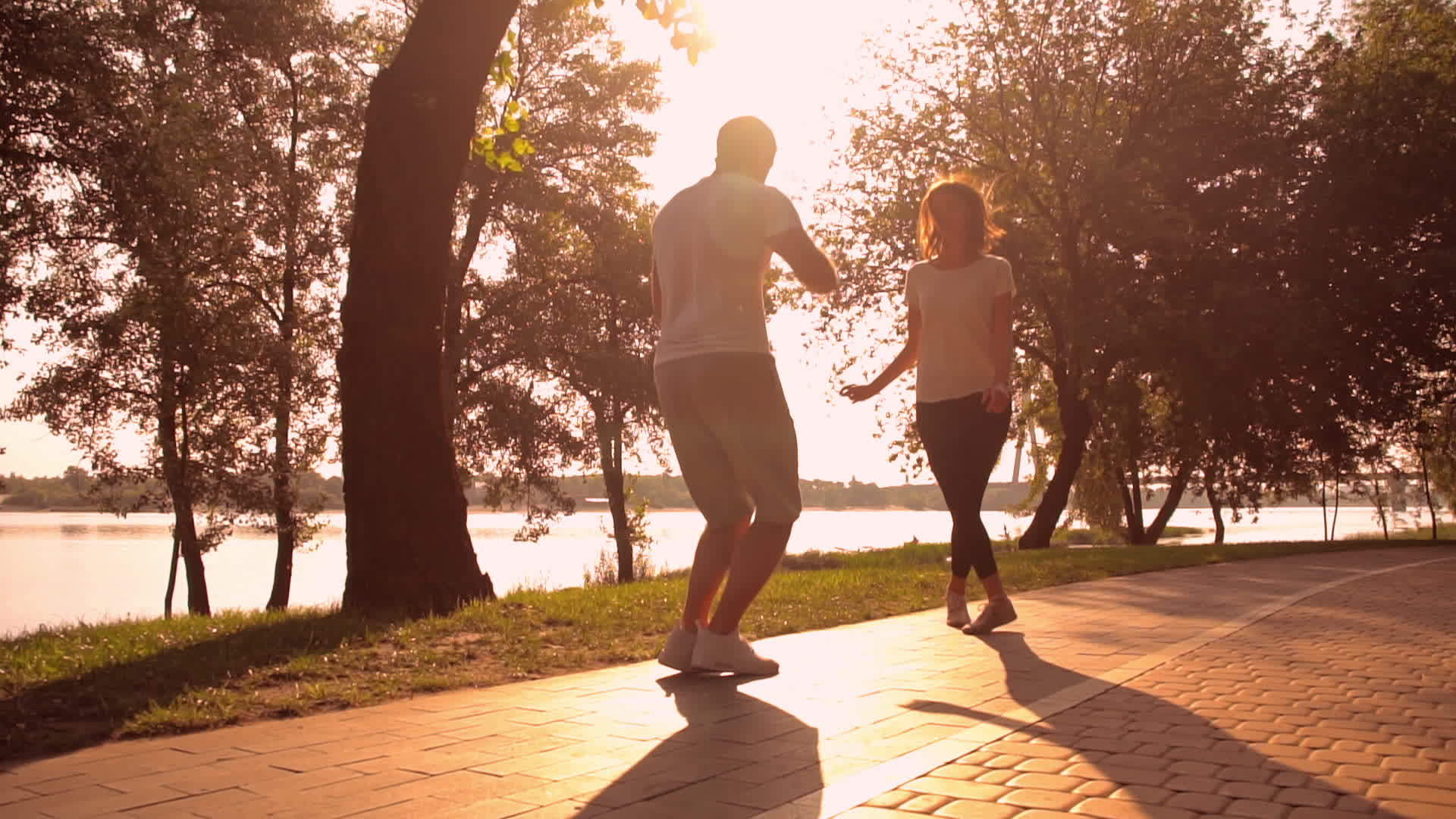 这对夫妇在城市公园里做运动视频的预览图