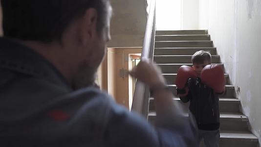用拳击手套训练战斗和战斗世代学习老人教他们年轻的生活视频的预览图