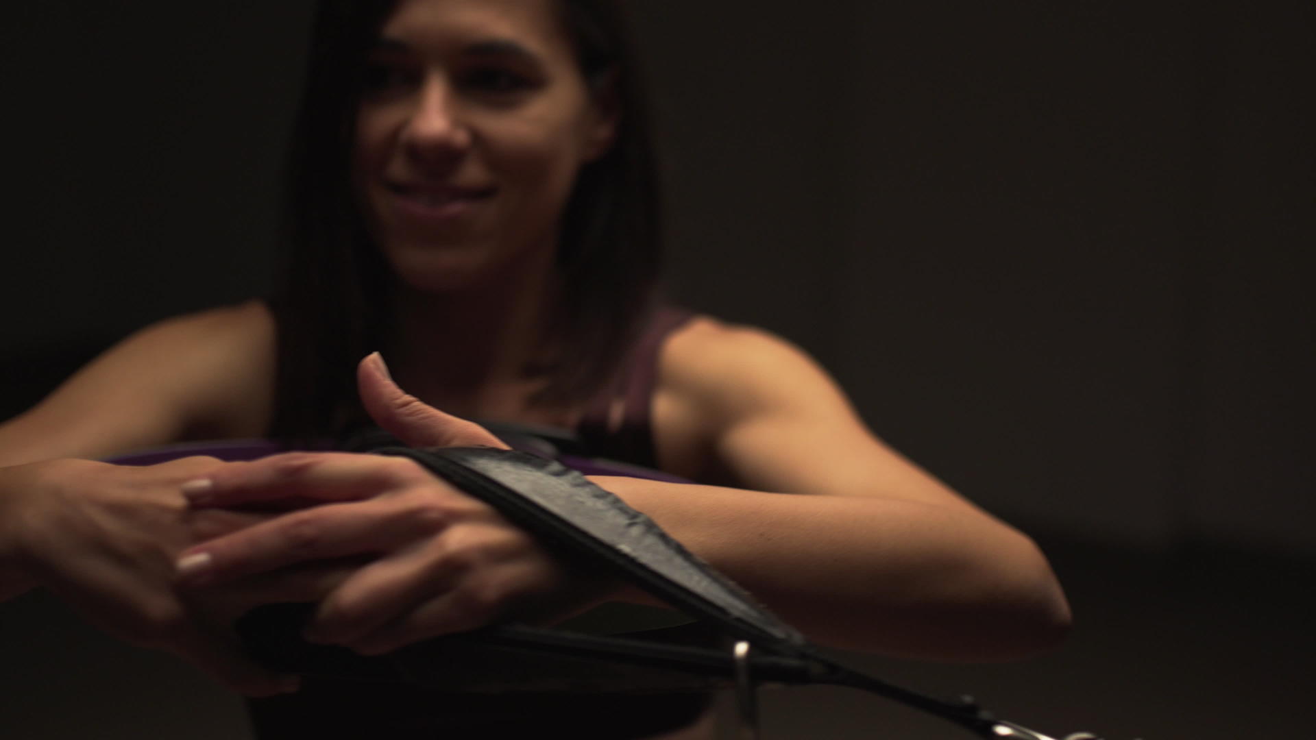 体格健壮的年轻运动女孩Pilates在机器上锻炼视频的预览图
