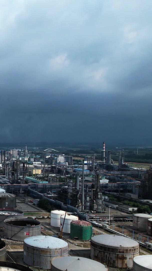 石化石油化工企业油罐区化工厂乌云视频的预览图
