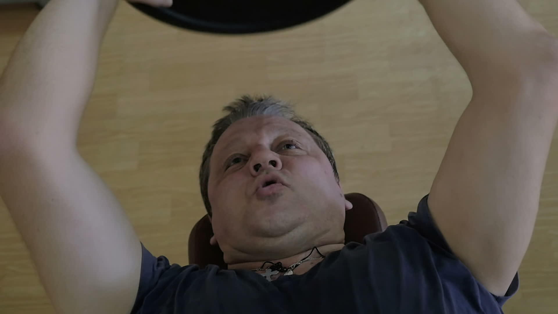 男人用重量板完成体操视频的预览图
