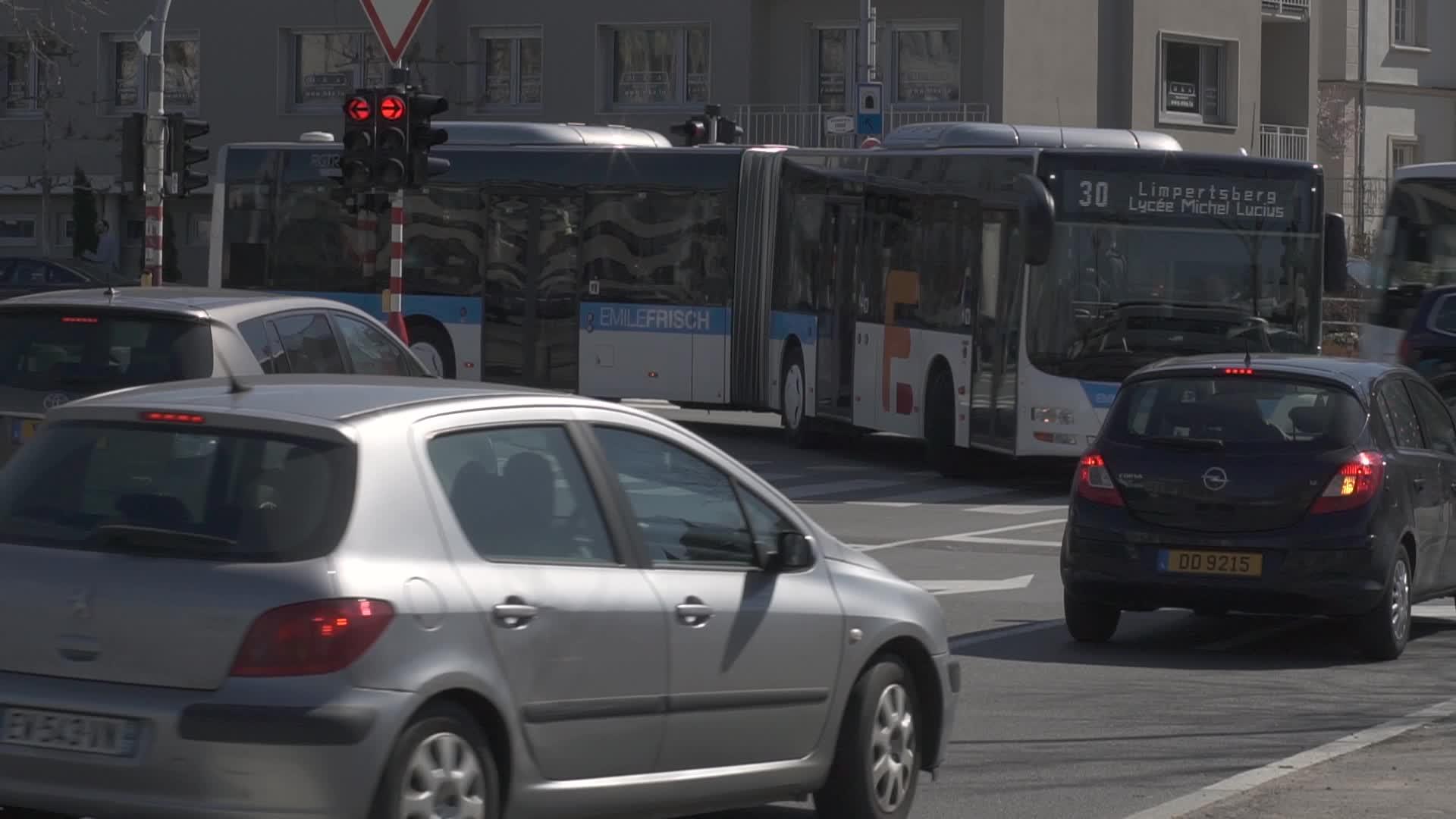 繁忙的欧洲城市街道视频的预览图