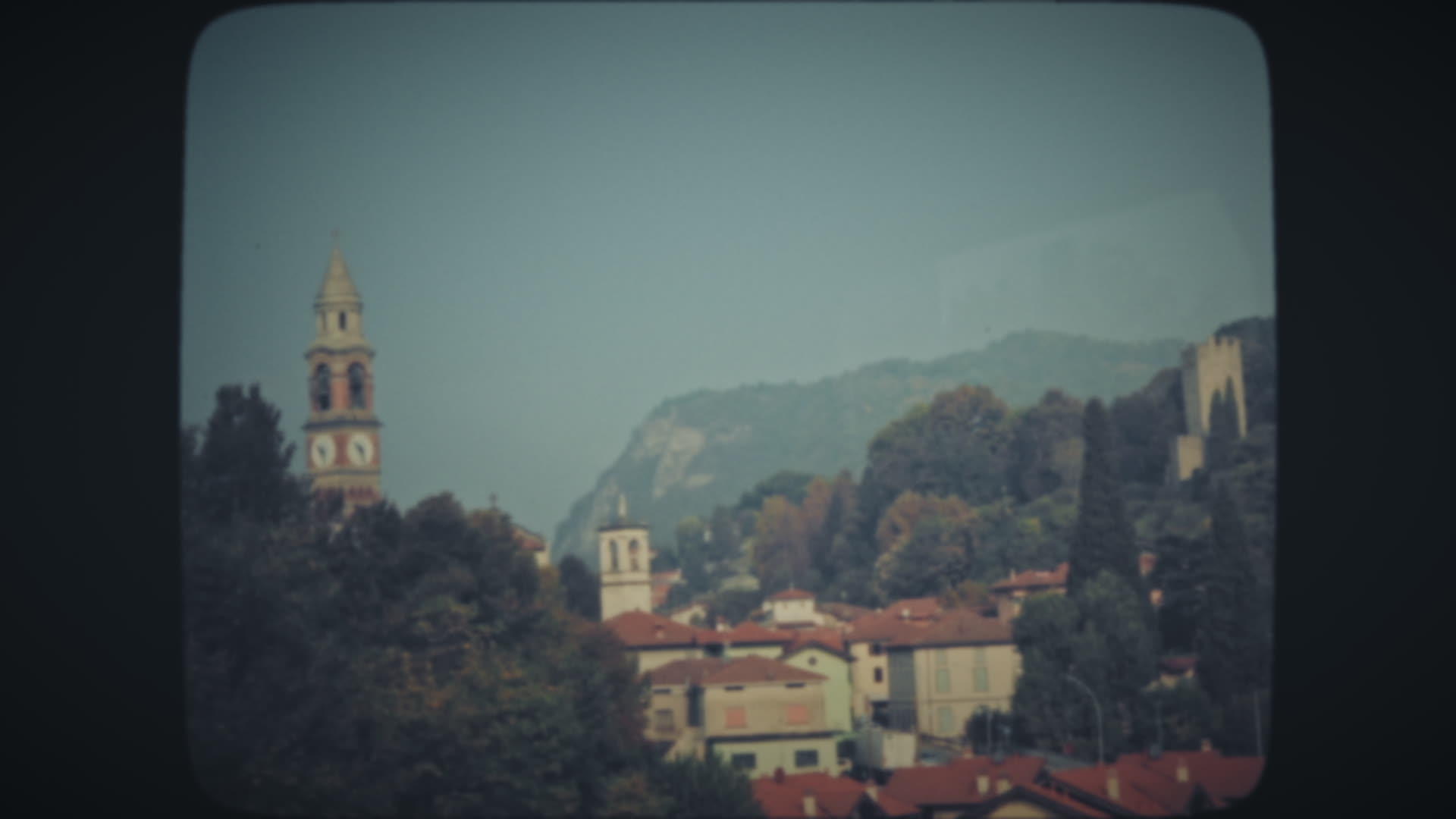 火车经过中世纪的意大利城市视频的预览图