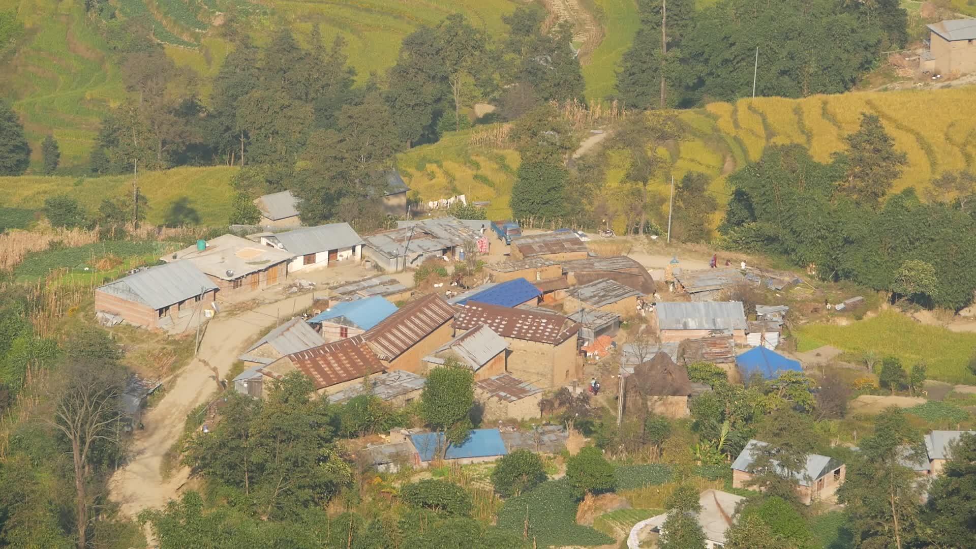 从上面山脚下的小镇俯瞰喜马拉雅山谷的绿地视频的预览图