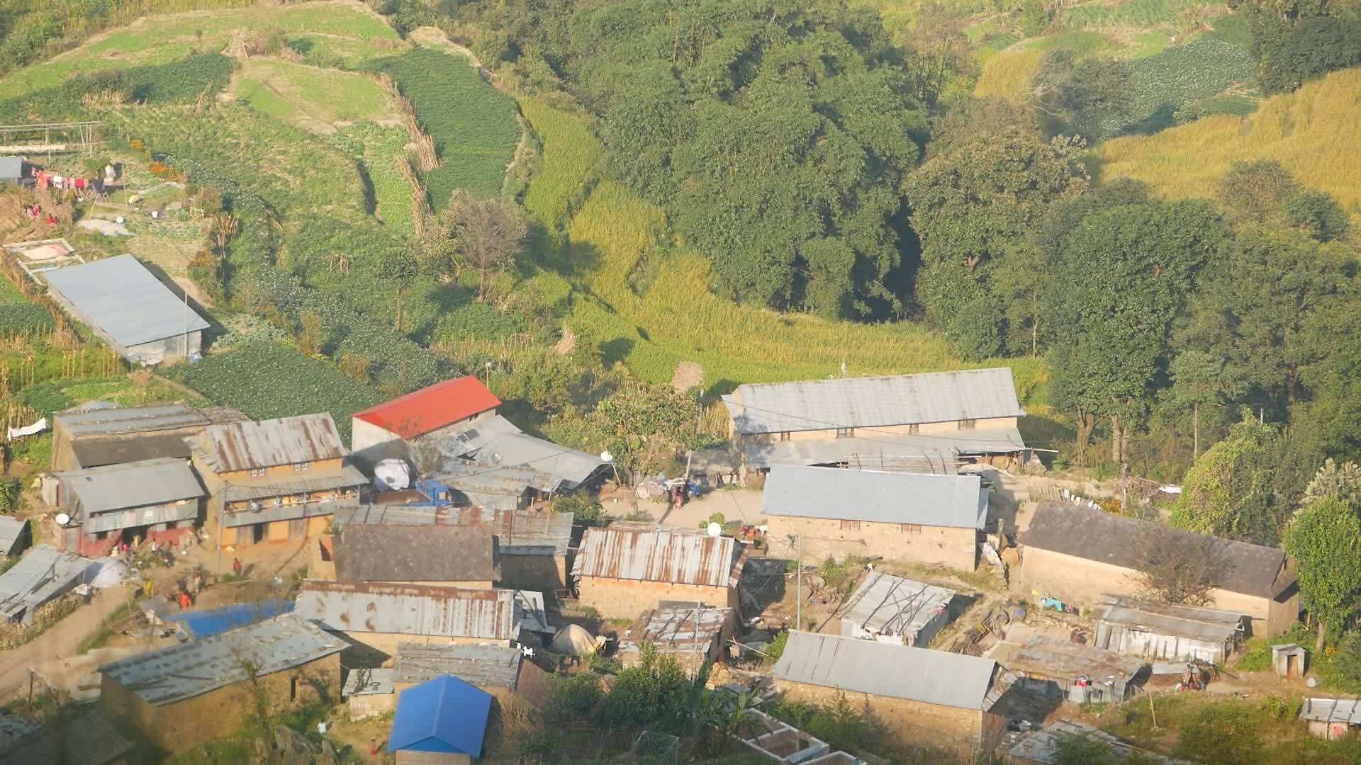从上面山脚下的小镇俯瞰喜马拉雅山谷的绿地视频的预览图