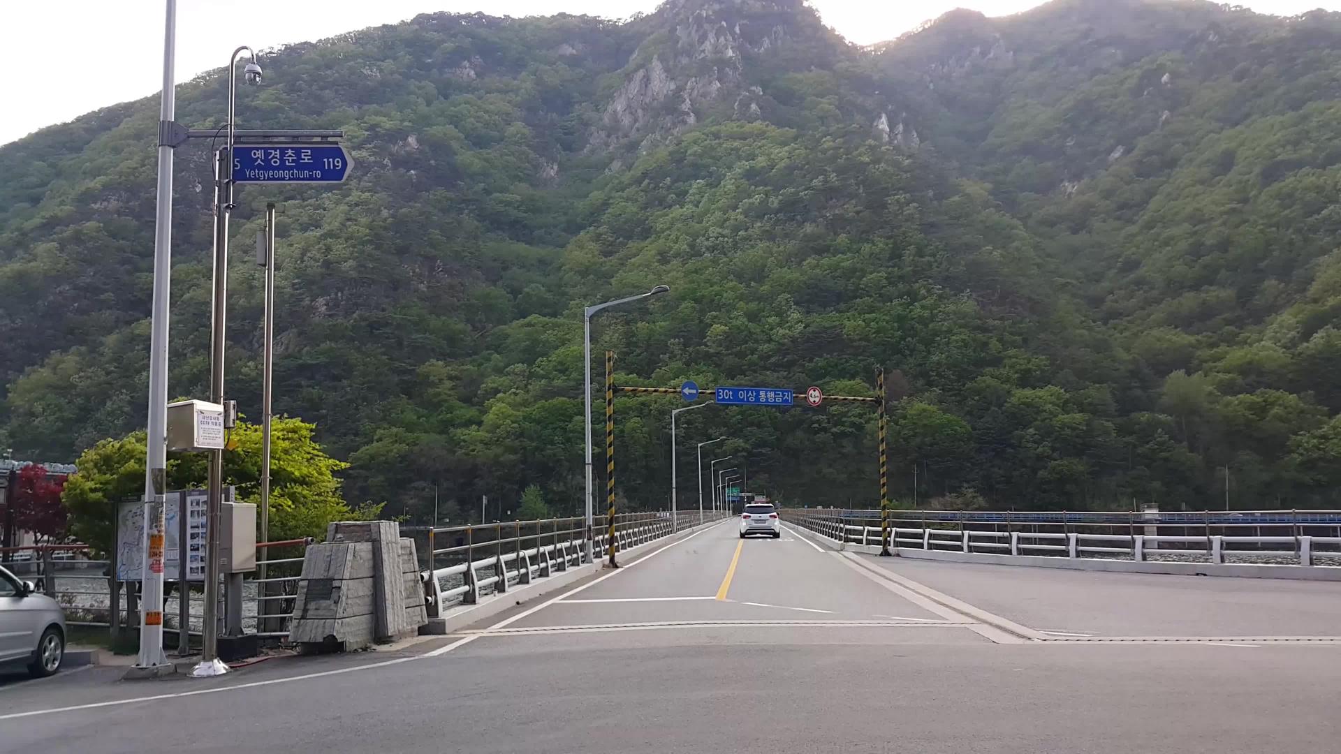 桥前有一座移动汽车视频的预览图