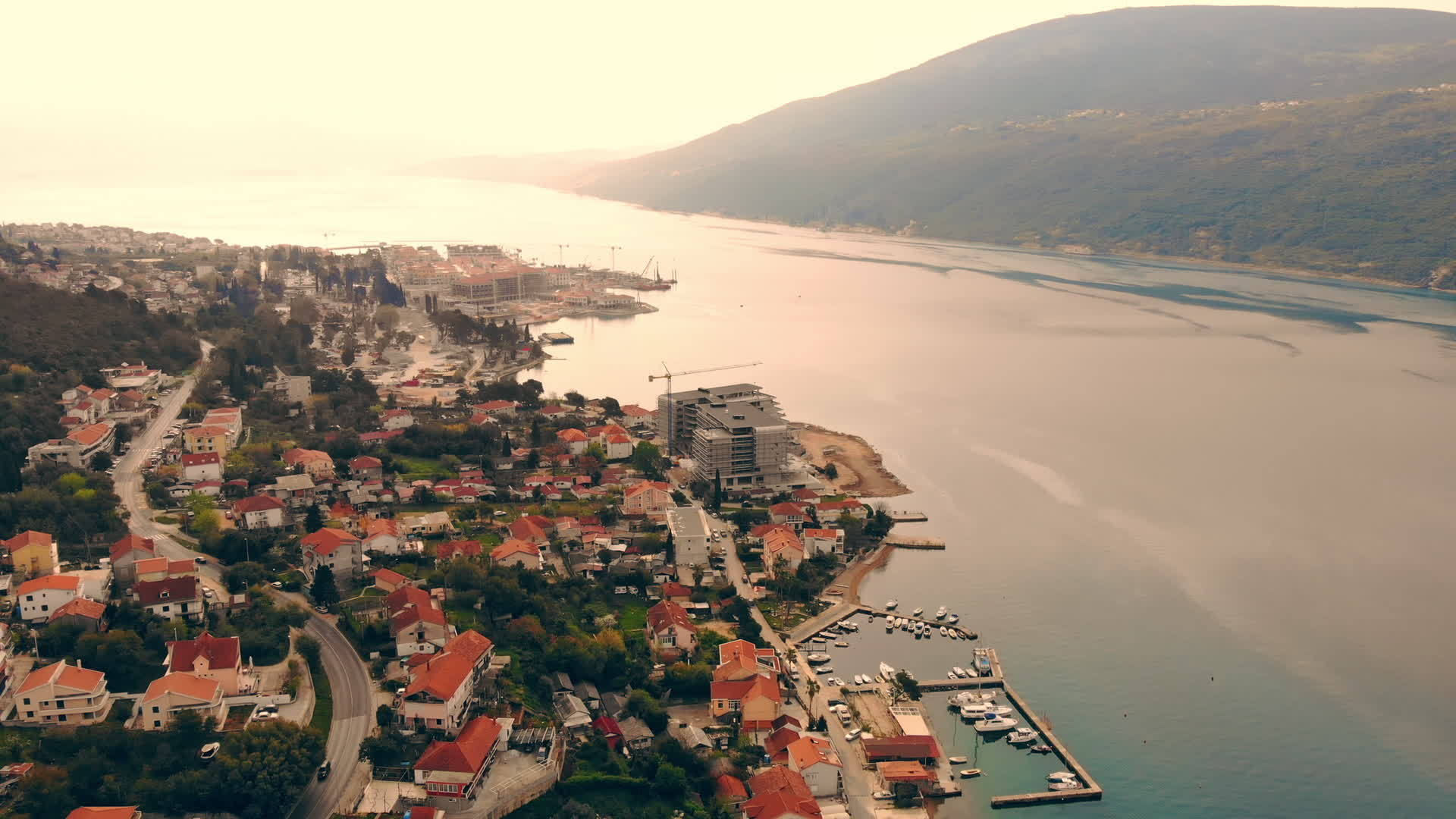 沿海城镇空中观察视频的预览图