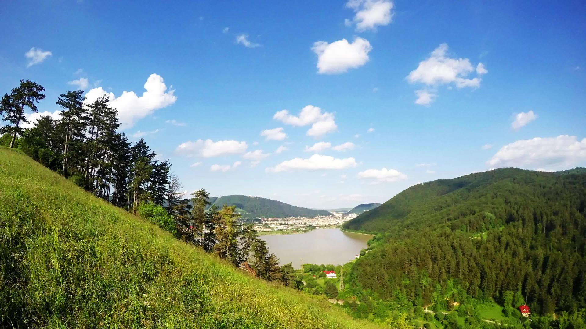 夏季湖泊和小镇的风景穿越时空的空中视频视频的预览图