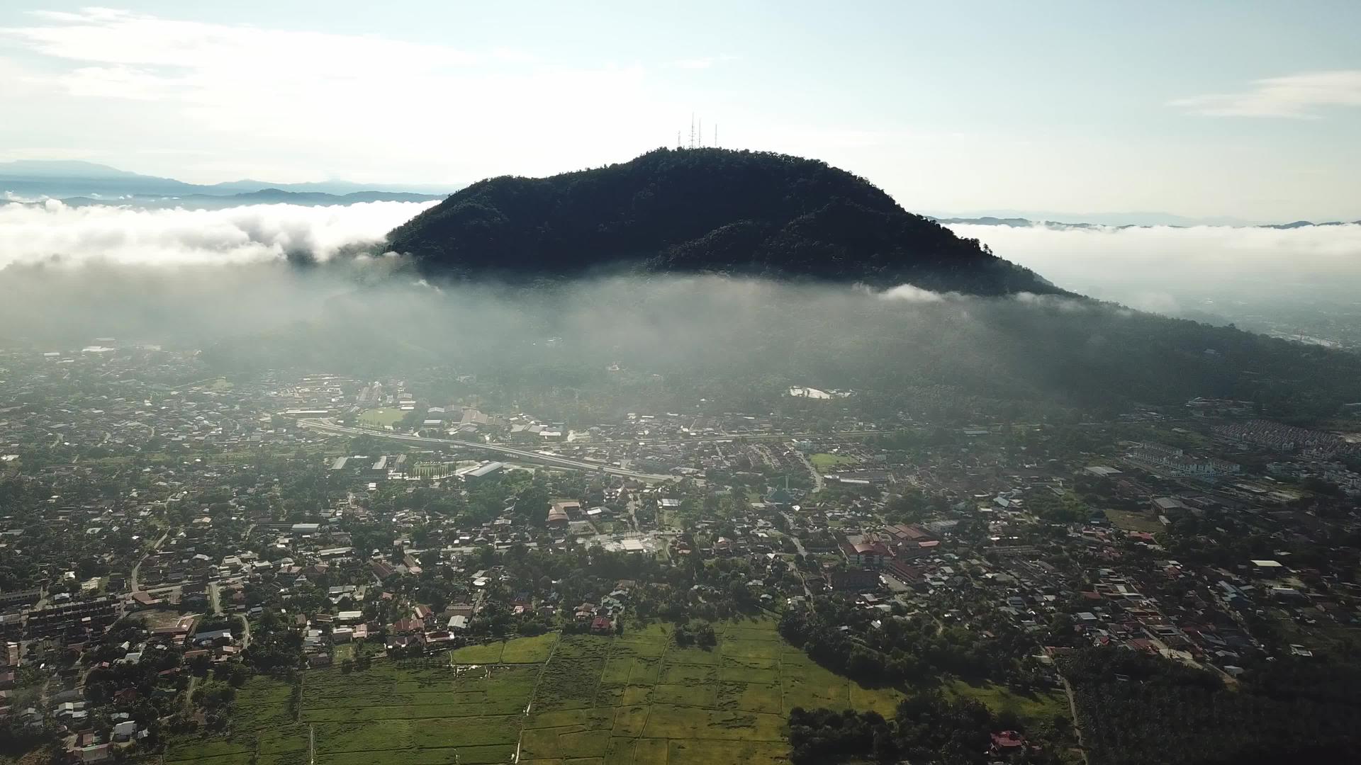 穿过草原镇的空中飞行穿过马来西亚的雾视频的预览图