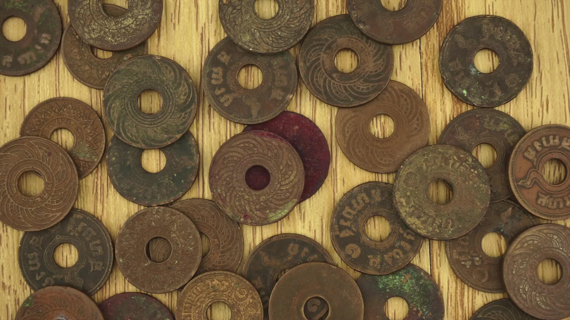 古老的泰国王国硬币在木材背景下失去了时间视频的预览图