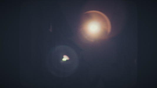 夜间从路灯上发射的闪光灯视频的预览图