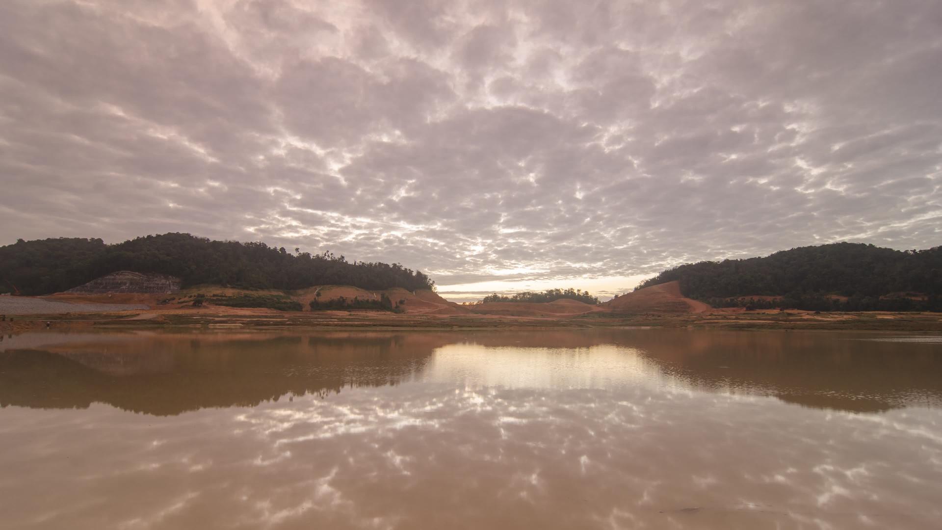 日出时湖上满是红云视频的预览图