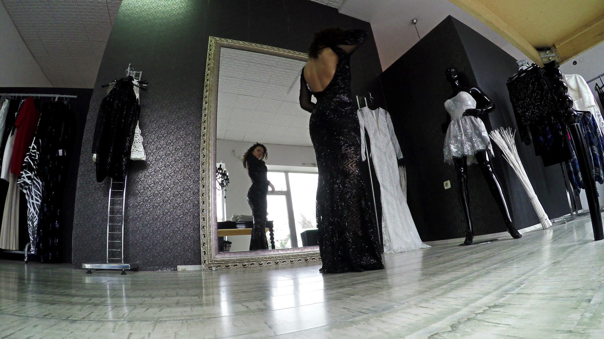 优雅的时装模特在店里试穿优雅的服装视频的预览图