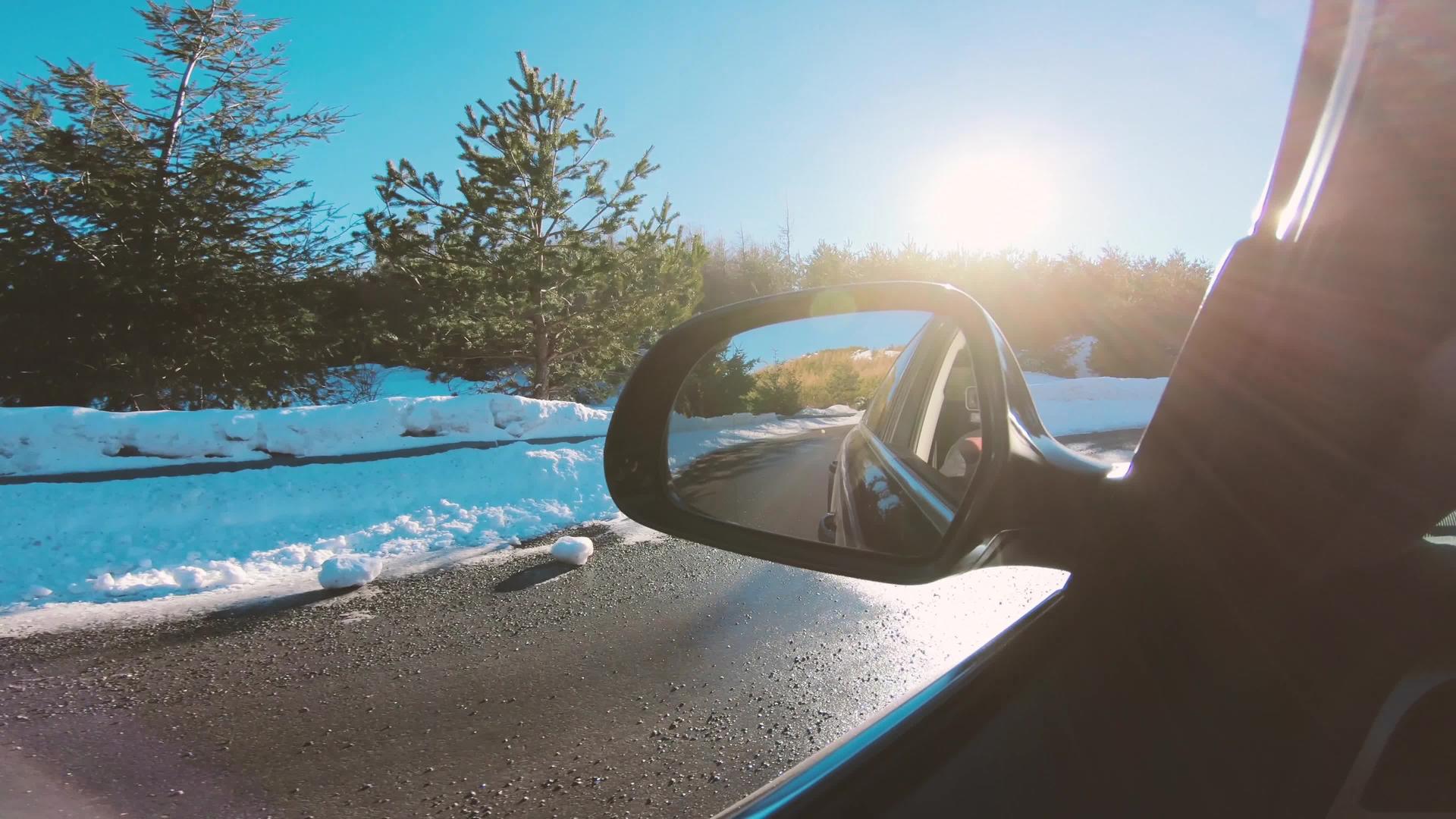 冬天在雪地里开车 在雪地覆盖的雪山路上行驶视频的预览图