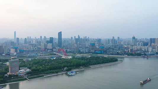 航拍风光城市武汉汉江与长江交汇处老城区汉正街城市素材视频的预览图