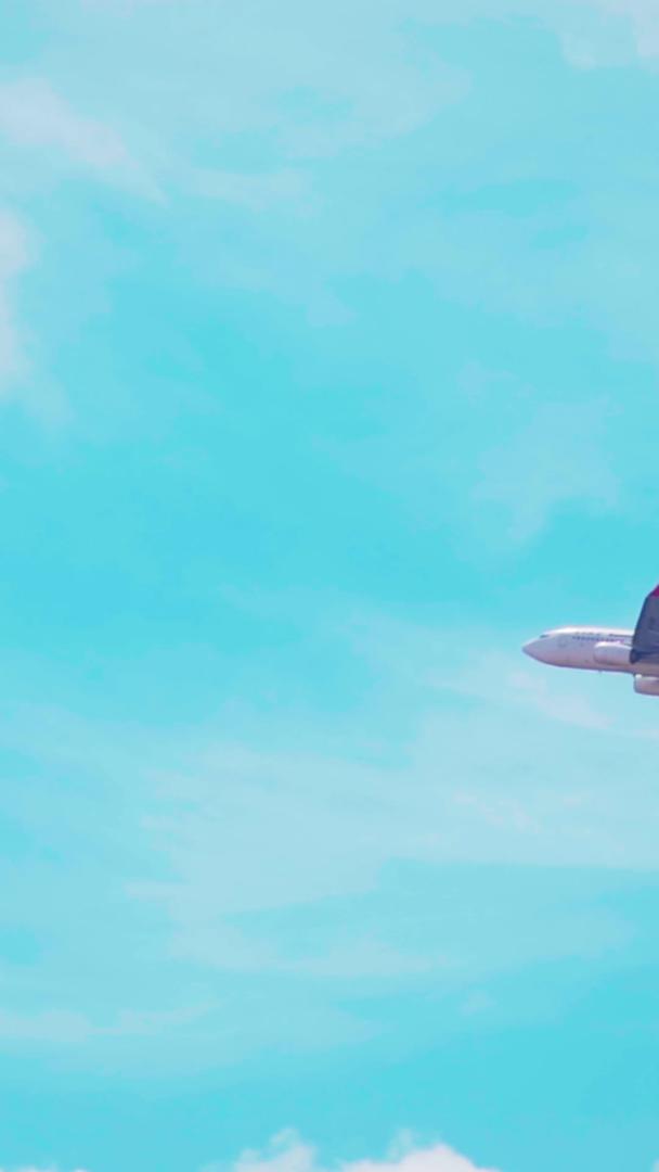 各类航班在蓝天白云下飞行视频的预览图