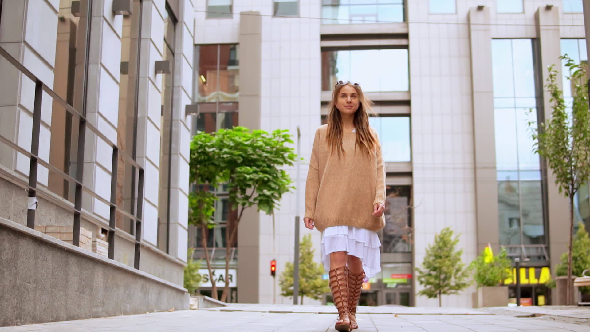 走在现代城市的年轻女性视频的预览图