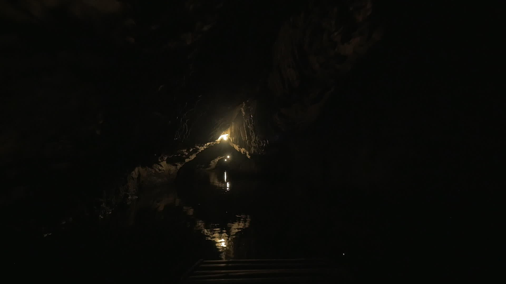 在黑暗的卡斯特洞穴中有一阵长长的洞穴视频的预览图