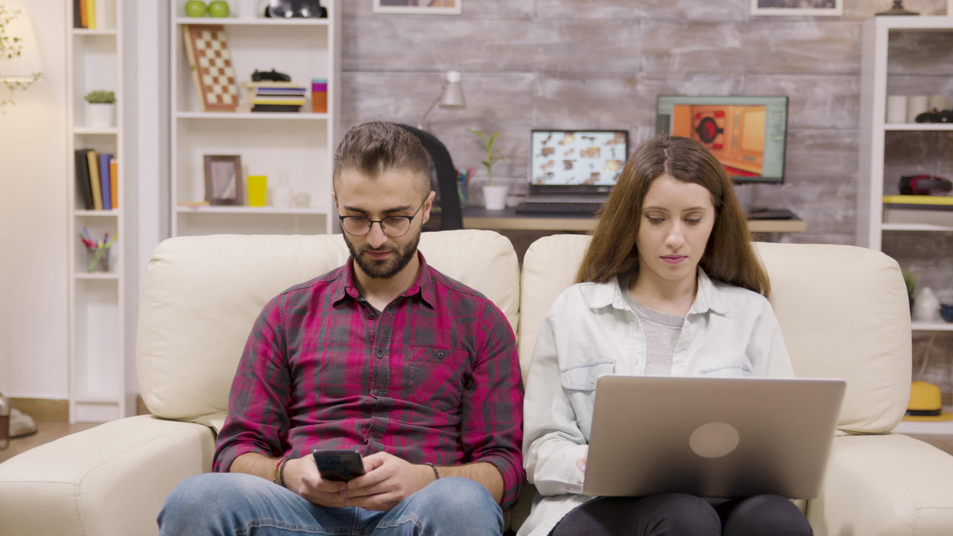 一对漂亮的夫妇坐在沙发上做网上购物视频的预览图
