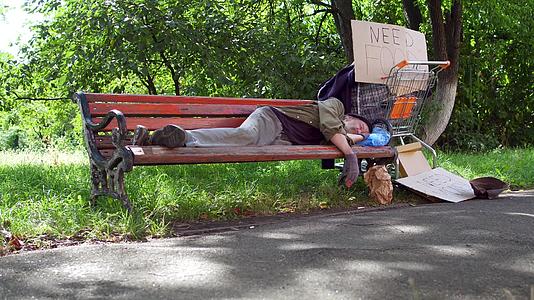 和醉汉睡在街上的长椅上视频的预览图