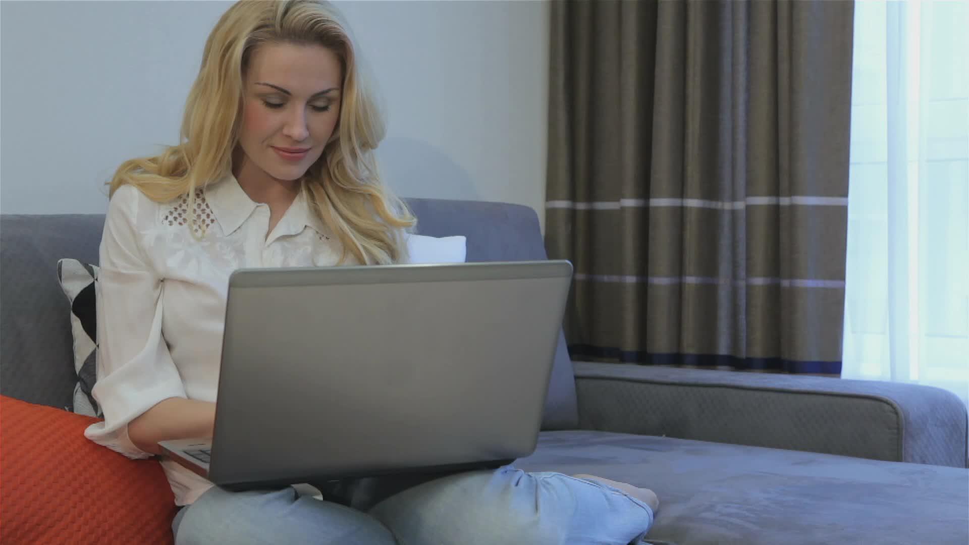 家庭笔记本电脑上的妇女信息视频的预览图