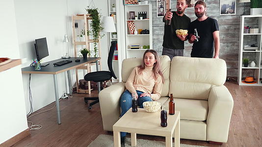老朋友一起放松看电视喝啤酒喝酒视频的预览图