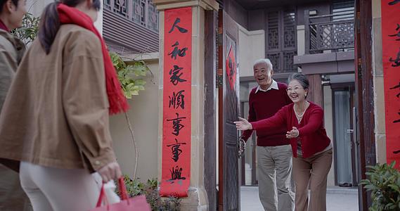 春节回家探望祖父祖母的一家三口视频的预览图