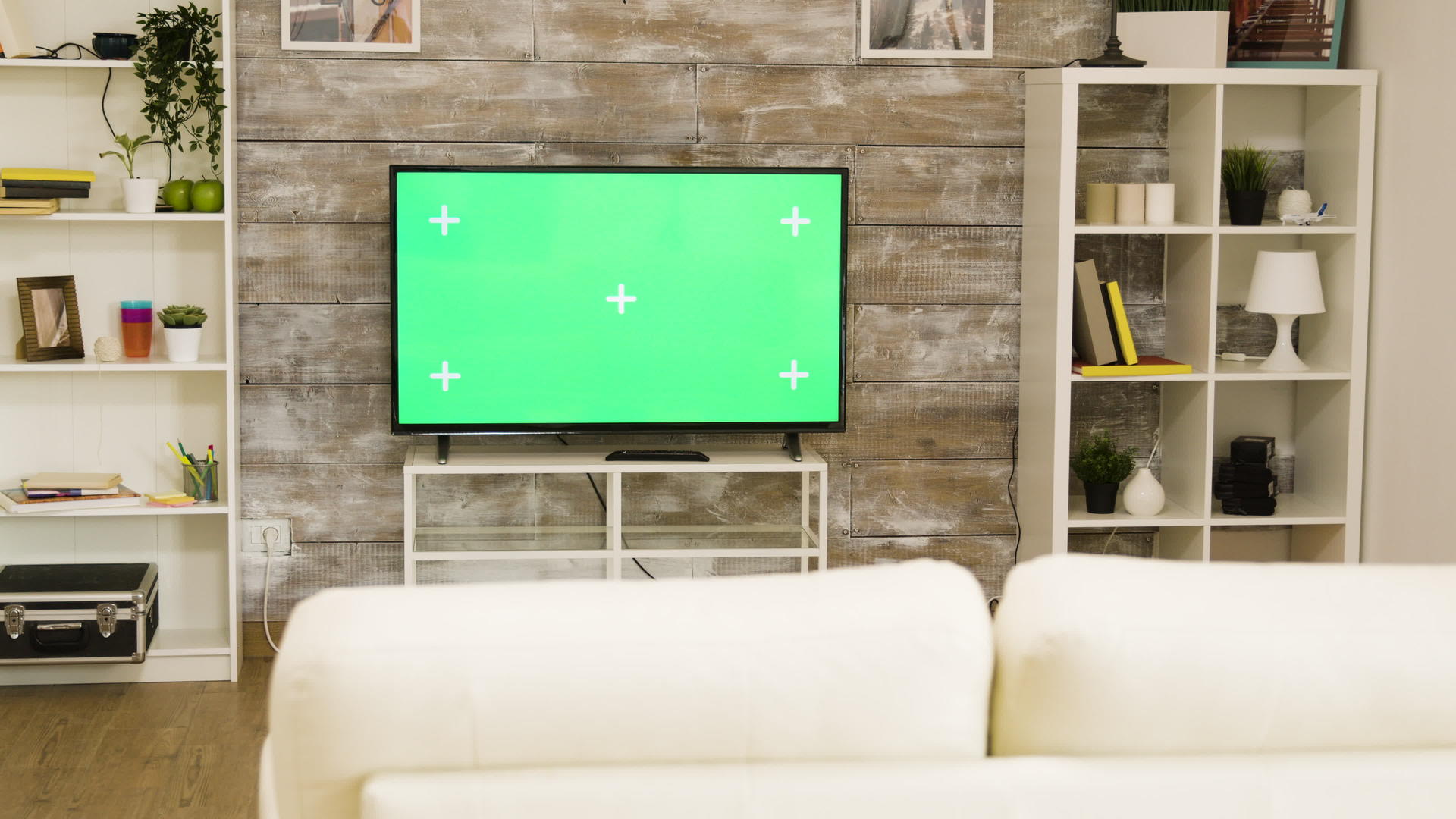 绿色大屏幕电视在明亮明亮的客厅里没有人视频的预览图