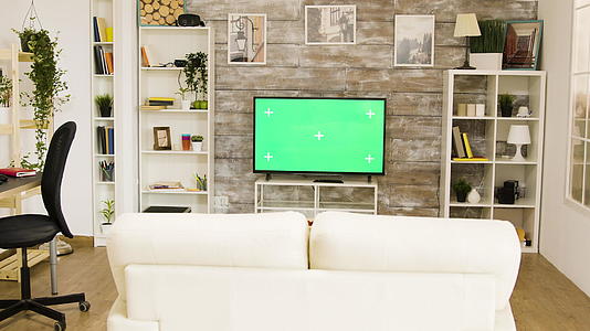绿屏电视在明亮明亮的客厅里视频的预览图