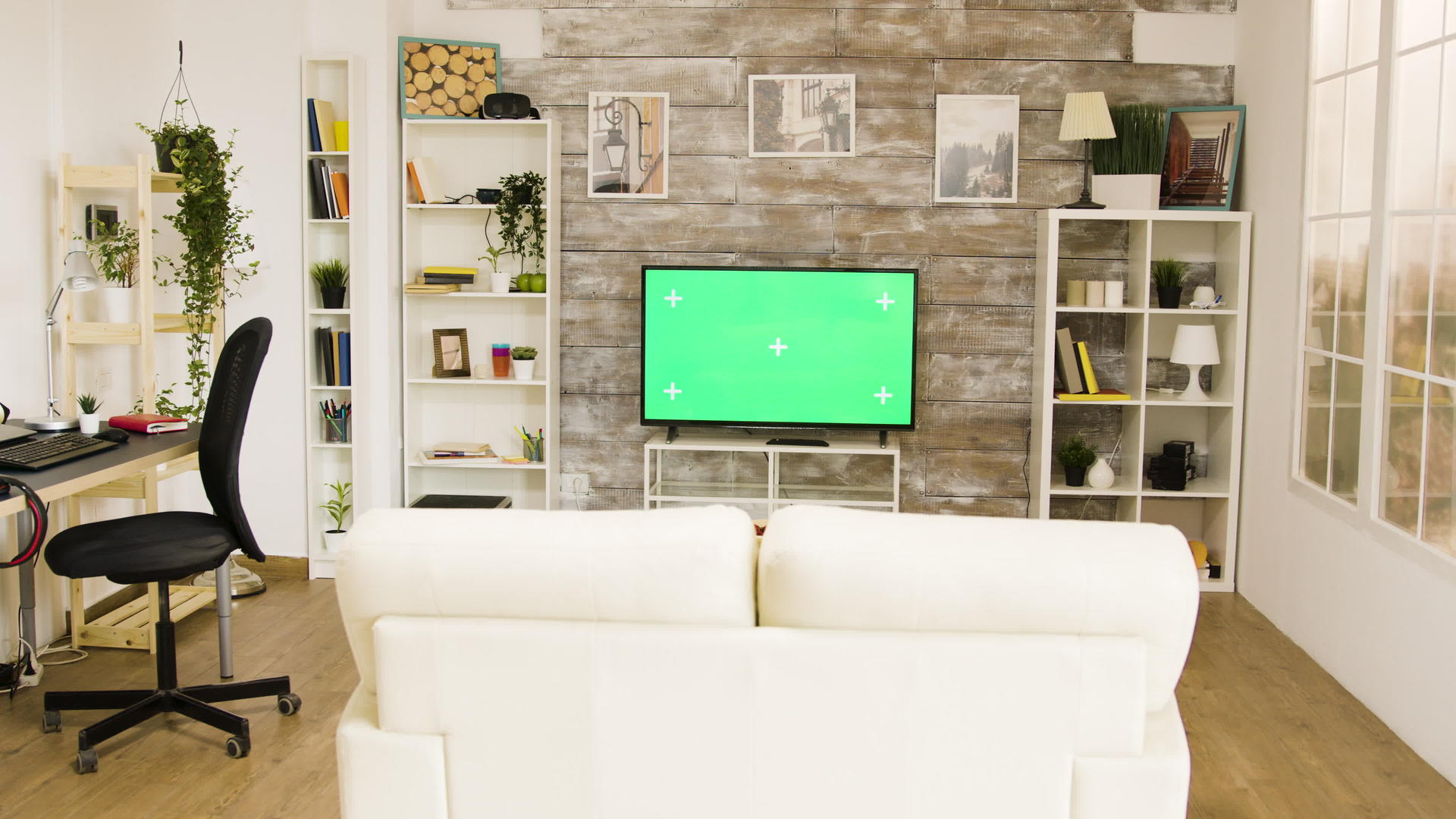 绿色大屏电视在舒适的现代生活空间中视频的预览图