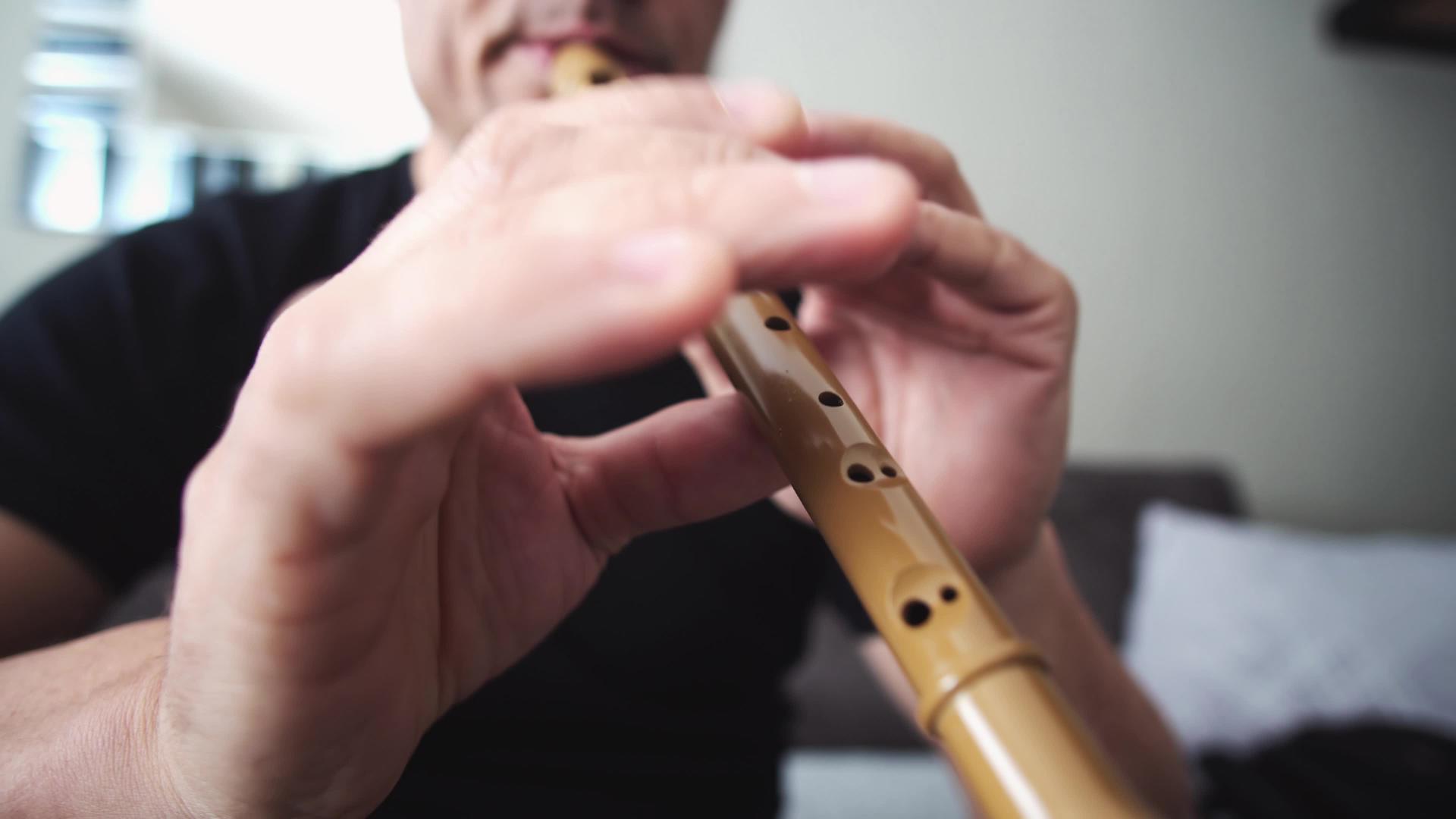 男人玩木风木笛视频的预览图