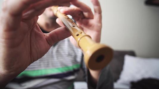 男人演奏传统的巴坎林风吹笛乐器视频的预览图
