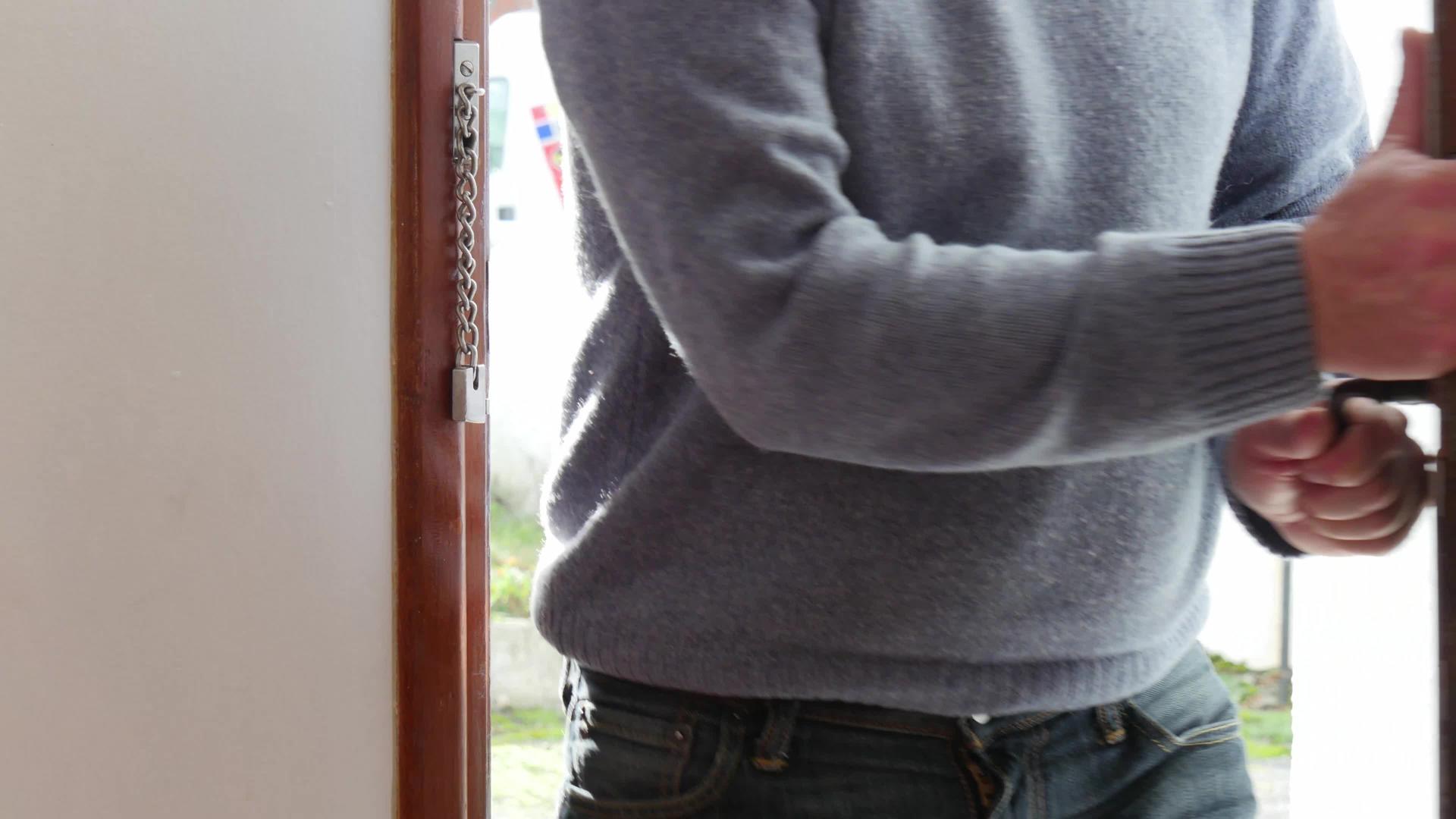 一个男人打开房子的门关上了视频的预览图
