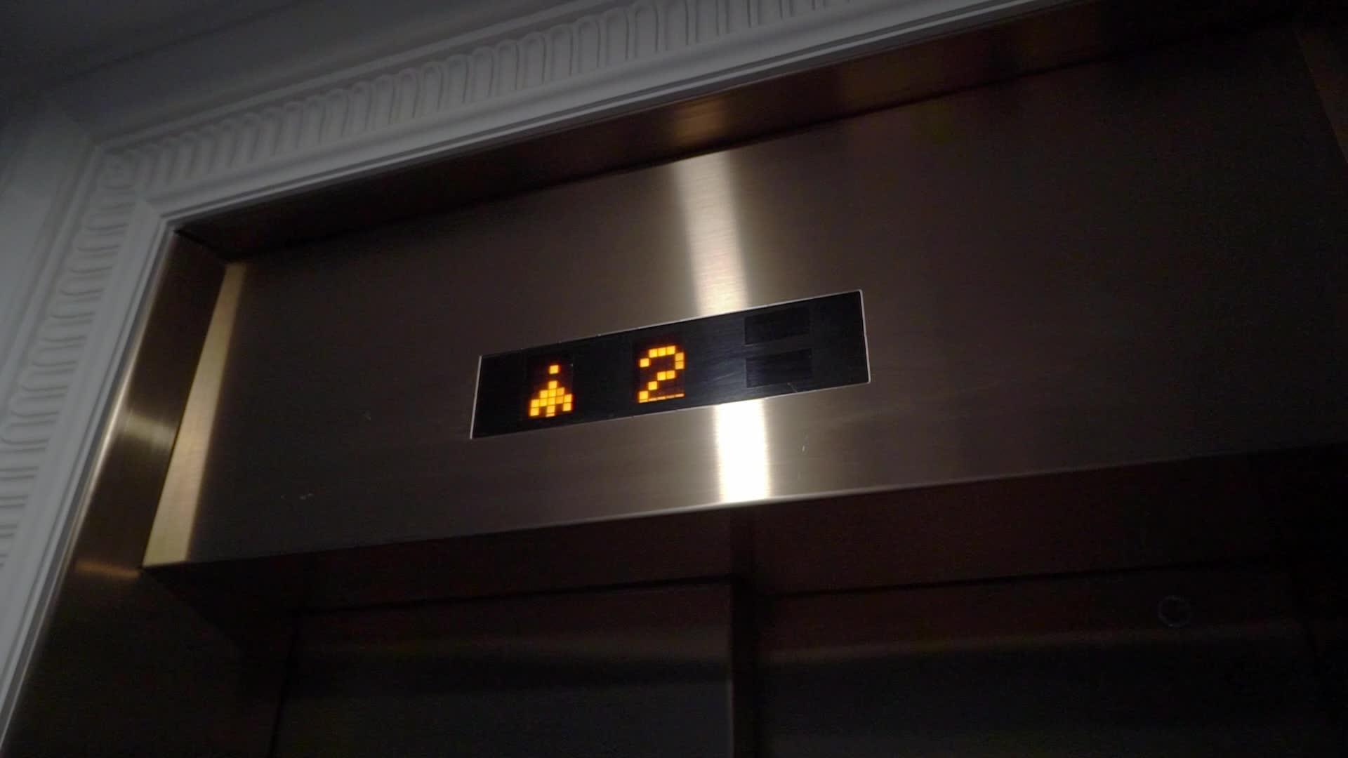 建筑中的电梯视频的预览图