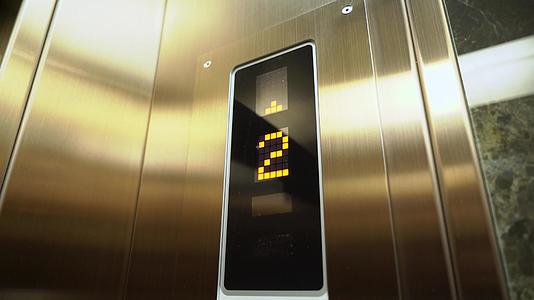 建筑中的电梯视频的预览图