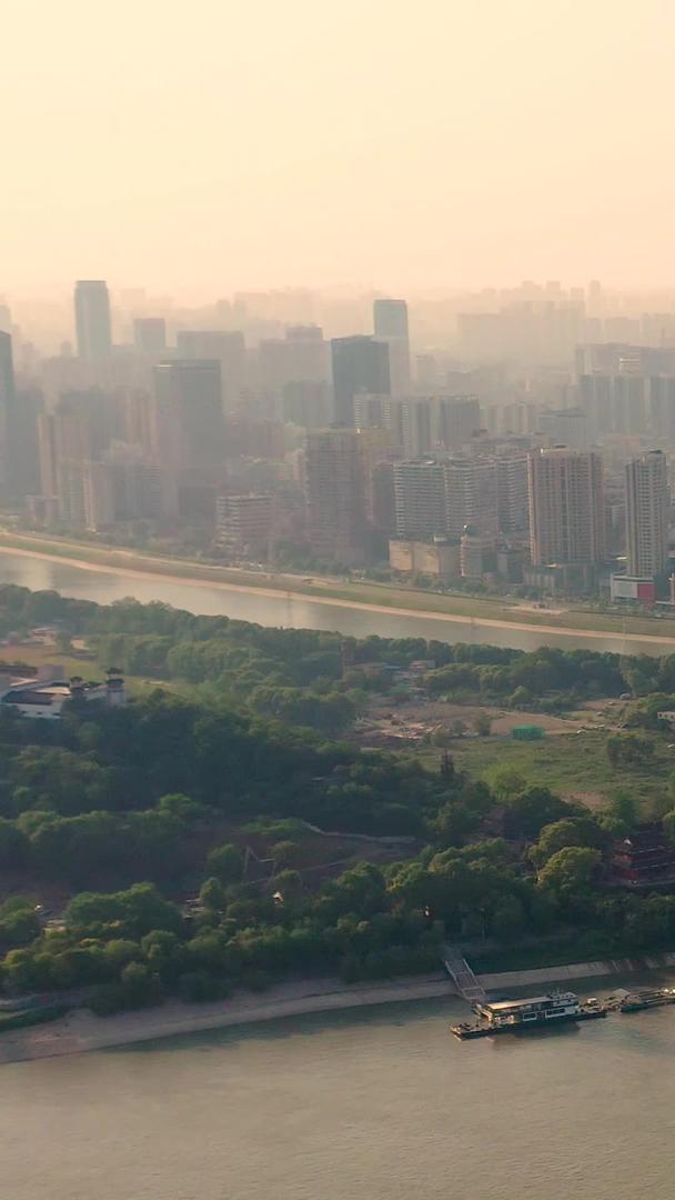 黄昏时分武汉南岸嘴两江交汇风光视频的预览图