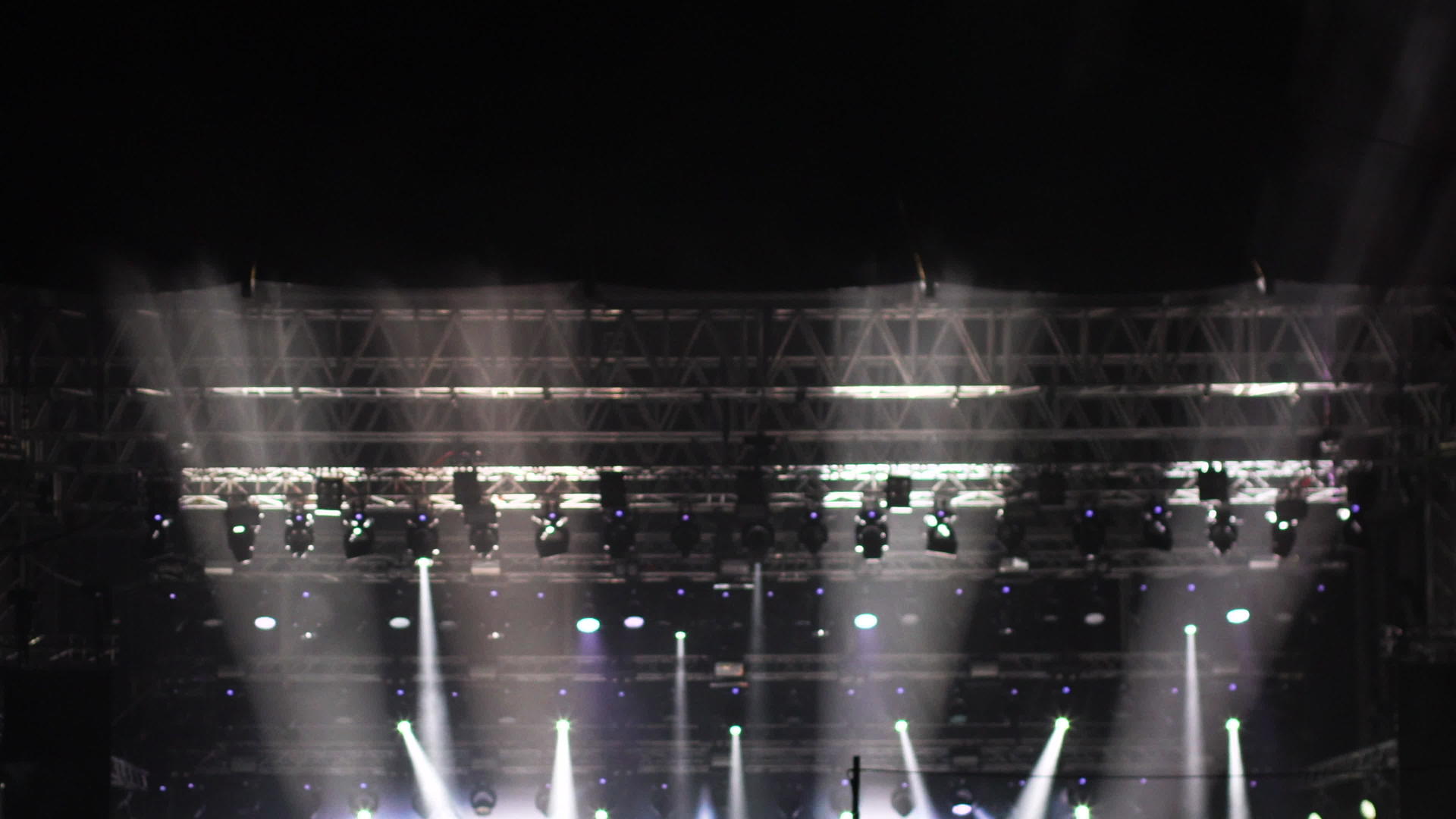 从一个建筑的舞台灯光上发光的光束视频的预览图