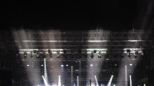 从一个建筑的舞台灯光上发光的光束视频的预览图