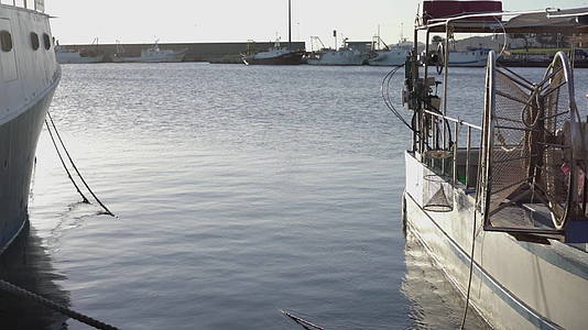 拍摄渔船停泊在港口等待起航的前景和其他背景视频的预览图