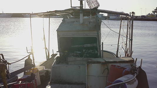 拍摄渔船停泊在港口等待起航的前景和其他背景视频的预览图