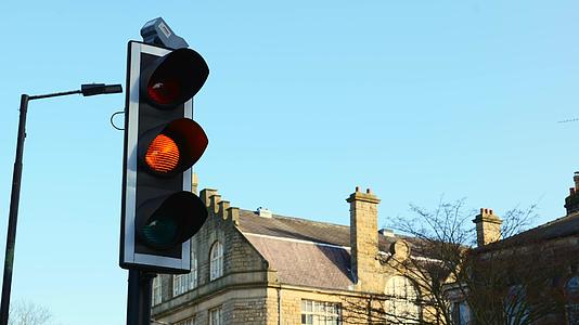 英国交通灯从绿灯改为红灯视频的预览图