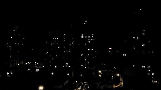 闪电在夜晚闪烁俯视房子的焦点有选择视频的预览图