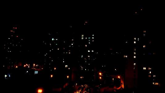 晚上选择城市闪电的焦点视频的预览图
