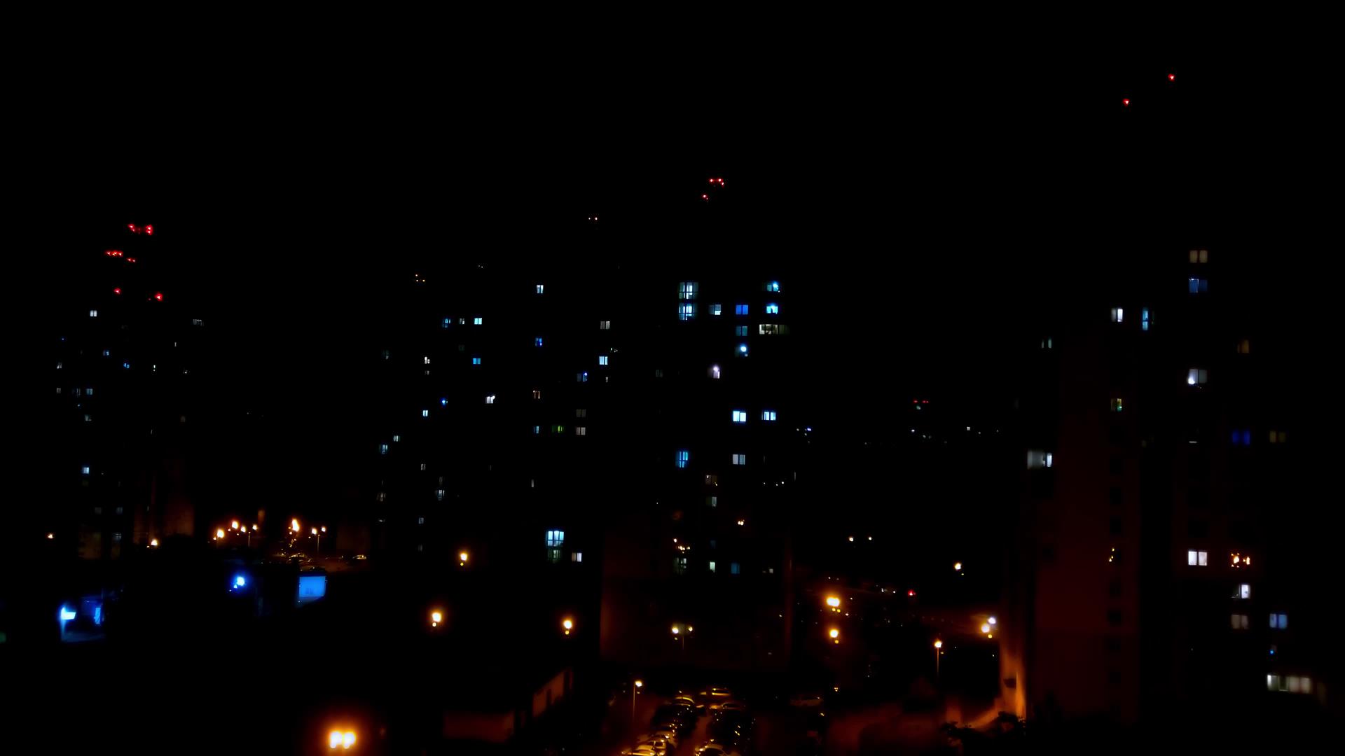 闪电在夜晚闪烁俯视房子的焦点有选择视频的预览图