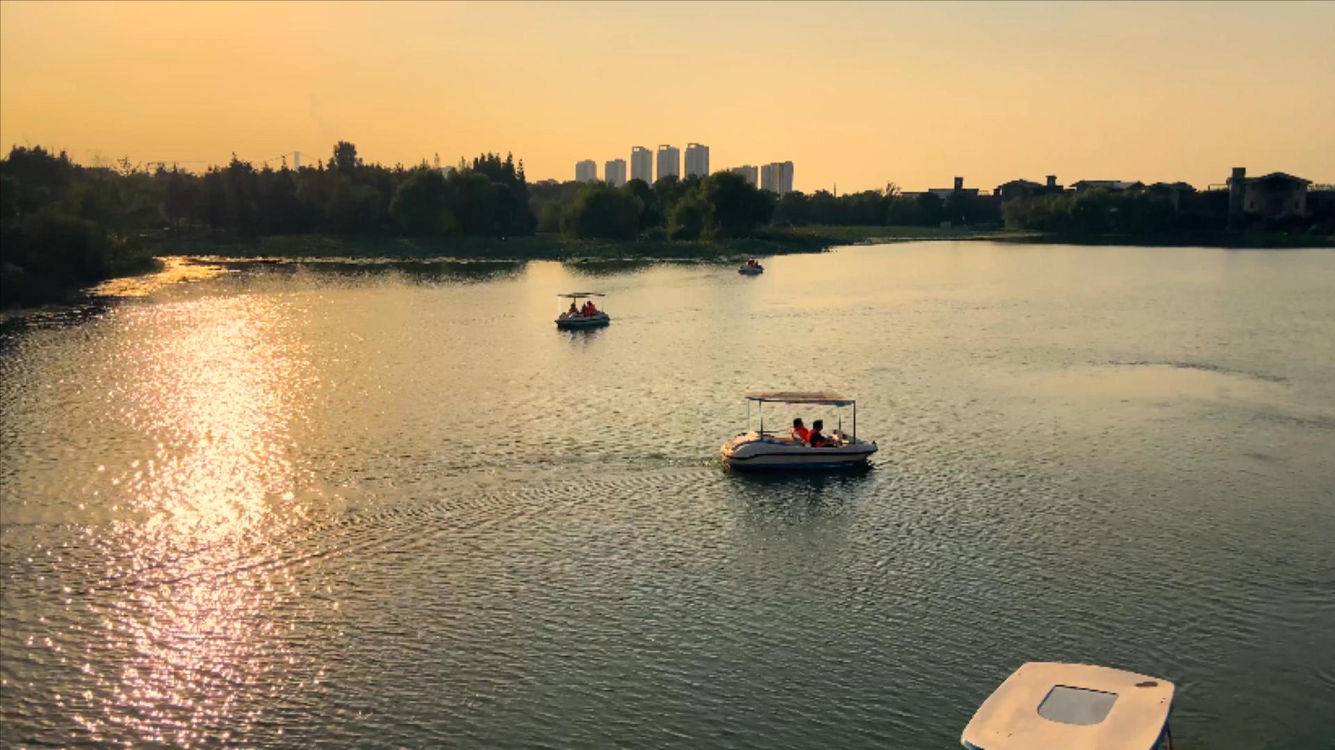 4K实拍夕阳下湖中游船观光视频的预览图